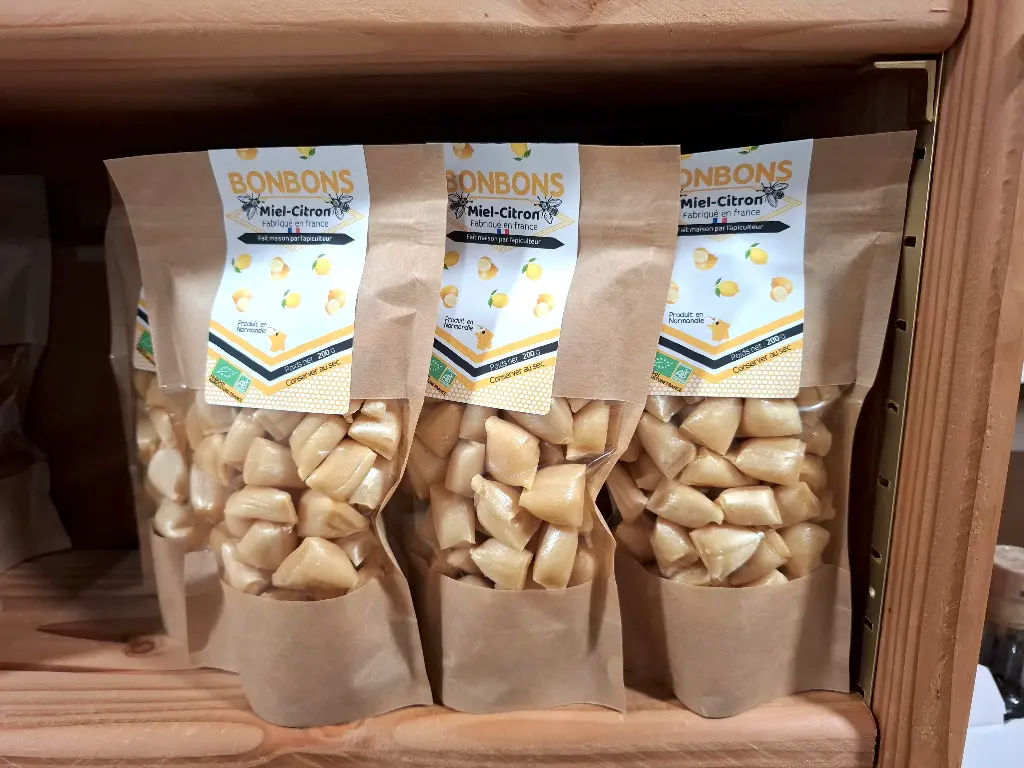 bonbons miel Citron sur étagère.webp