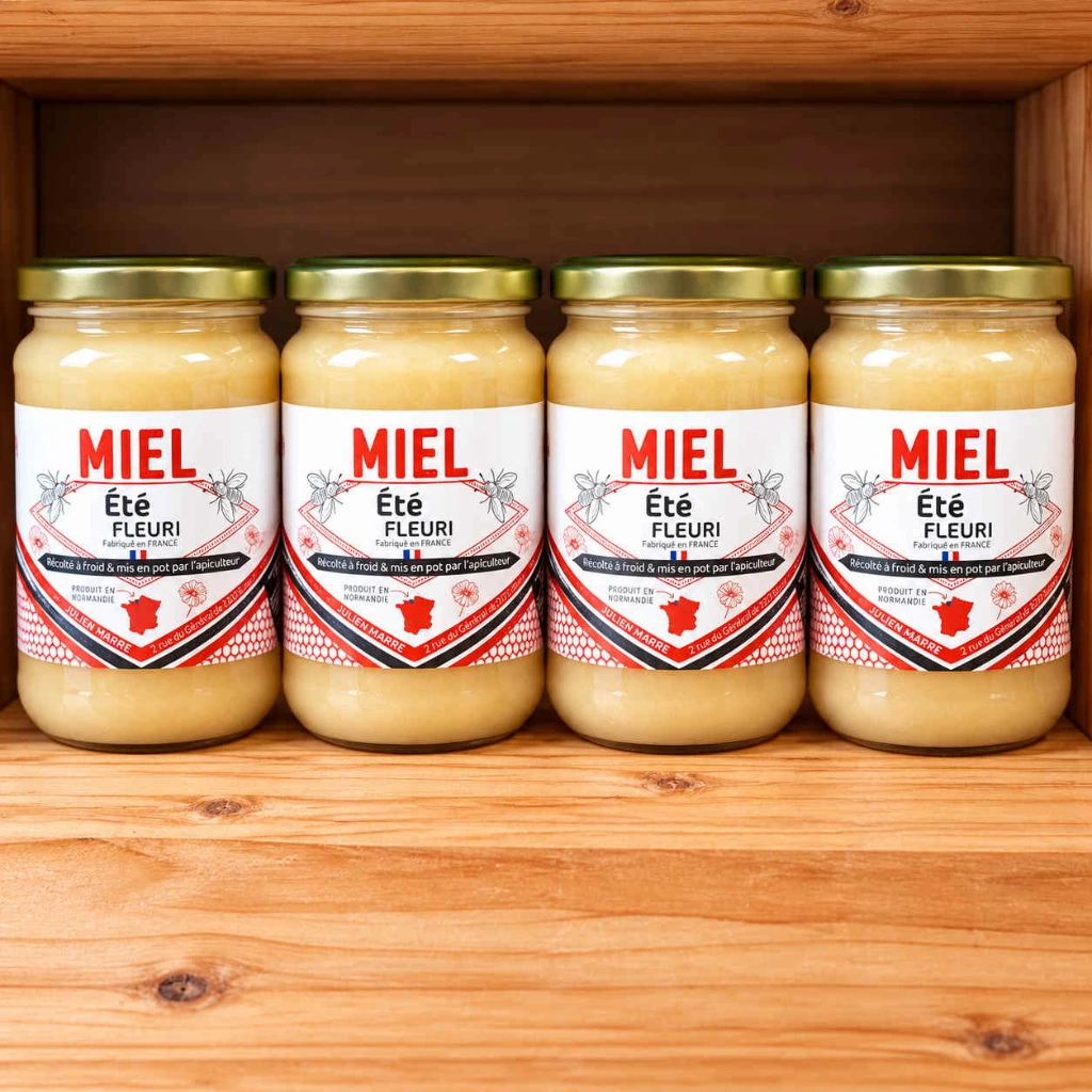 Quatre pots de miel d'été la mare aux abeilles sur étagère en bois.webp